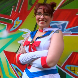 Eva, la otaku gamer soñada por todos. De Sailor Moon CAZANDO  frikis por las tiendas de Madrid.